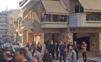 Πέταξε το παιδί της από το μπαλκόνι
