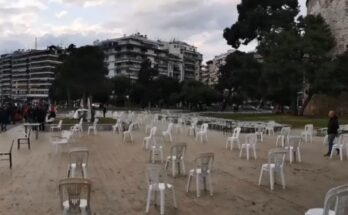 Αδειες καρέλες στην παραλία