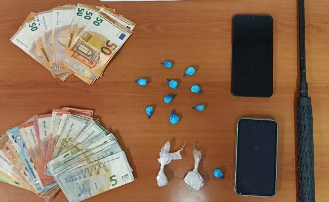 pateras-kai-gios-synelithisan-gia-narkotika