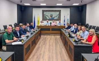 synedriasi-viosimi-poli-stin-sindo