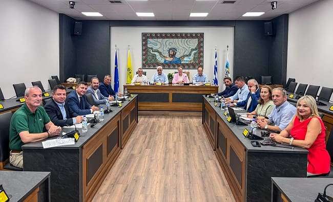 synedriasi-viosimi-poli-stin-sindo